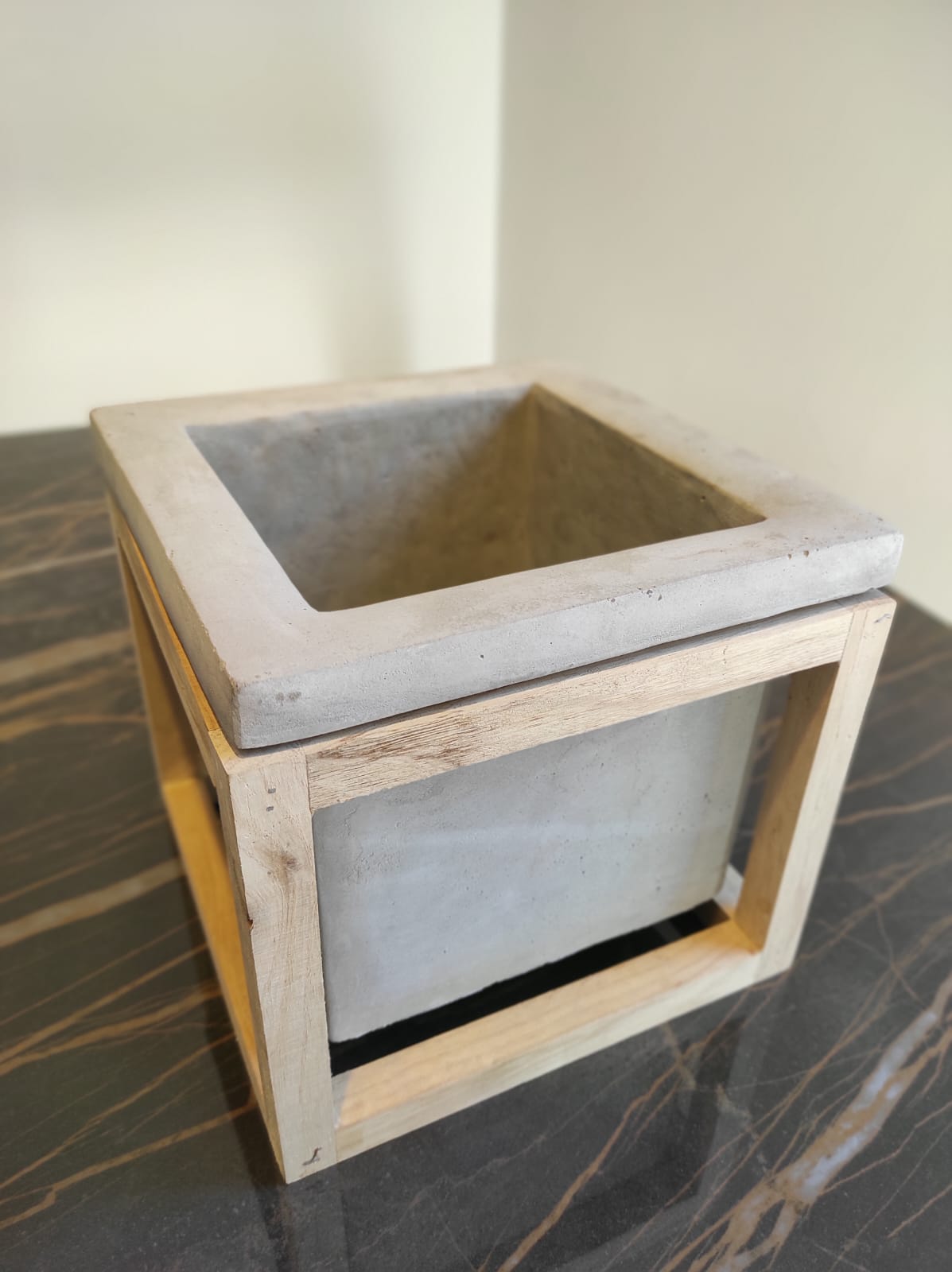 Coppia di vasi cubo di EDG in legno e cemento