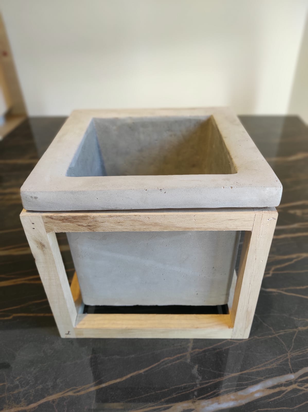 Coppia di vasi cubo di EDG in legno e cemento